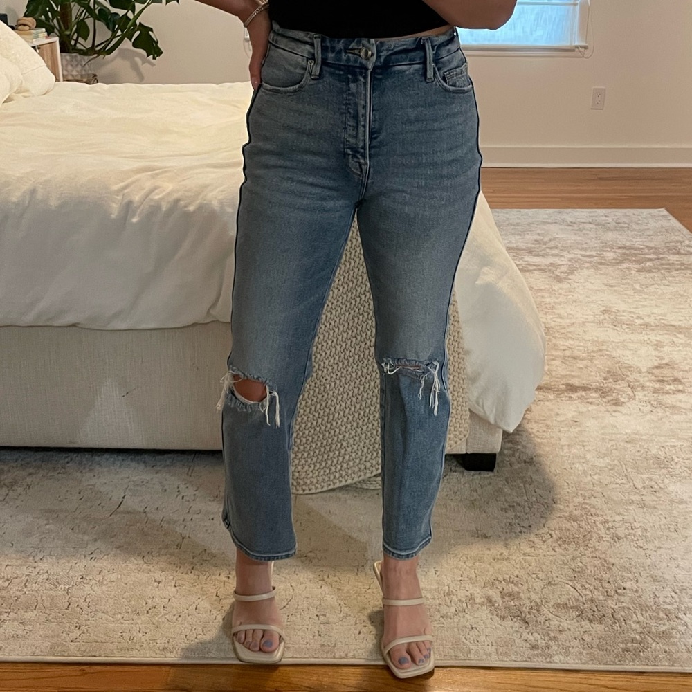 GOOD AMERICAN FLARE ANKLE JEANS WITH RIPPED KNEES